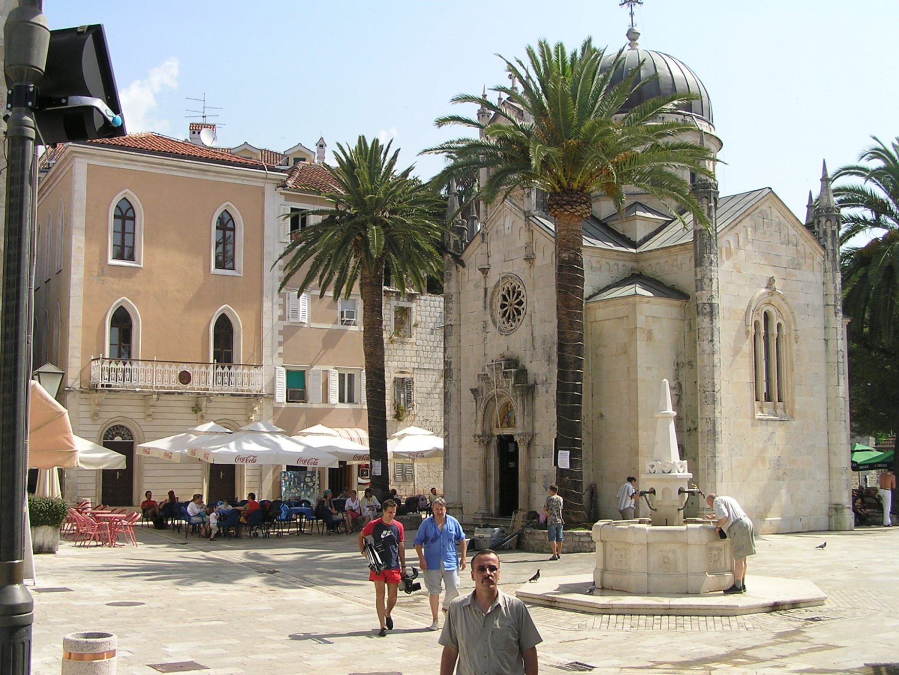 Площадь в Херцег-Нови, Черногория – фотографии Черногории