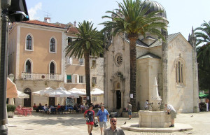 Площадь в Херцег-Нови, Черногория – фотографии Черногории