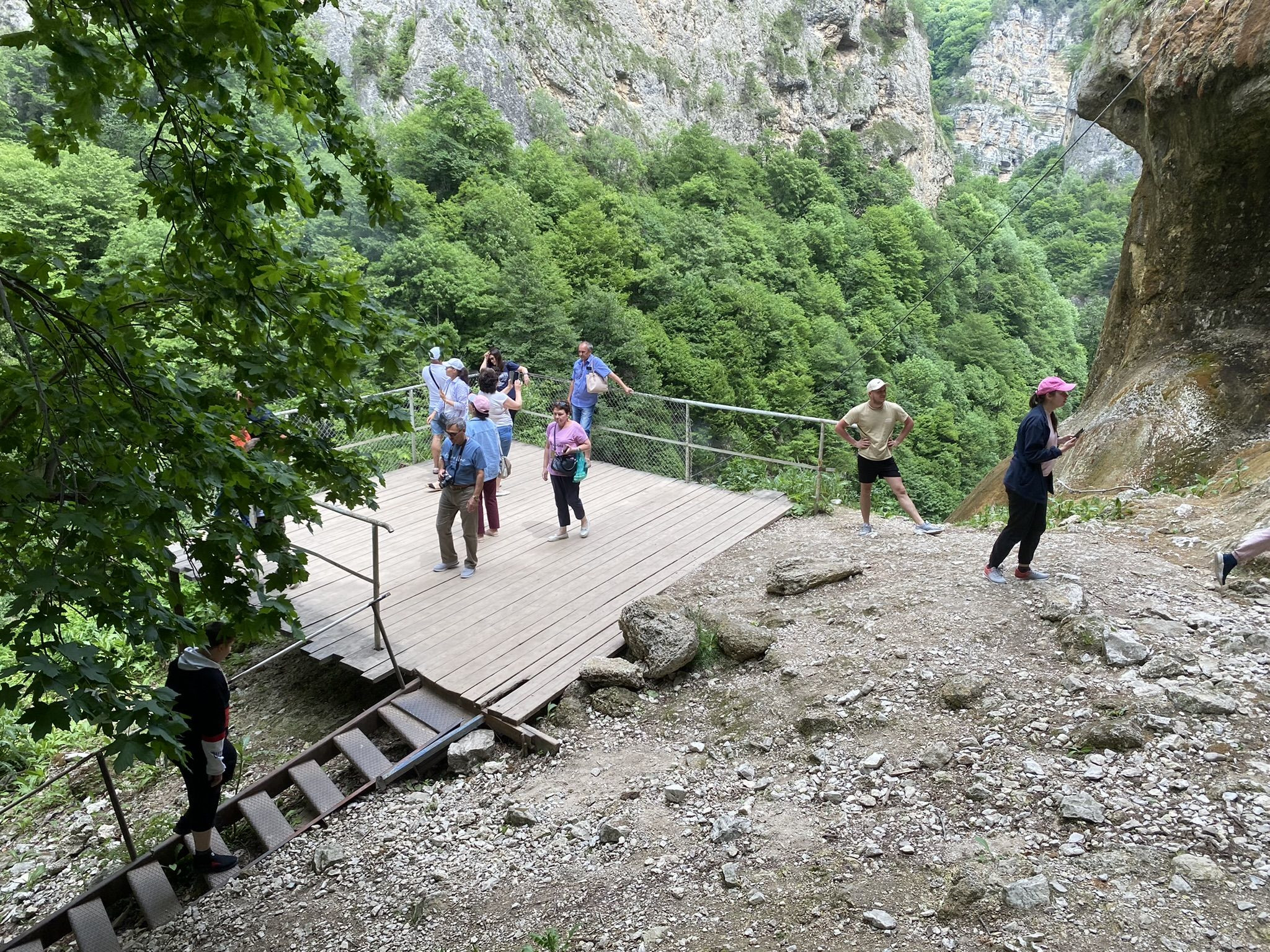 Вид на смотровую площадку на Чегемских водопадах – фотографии России
