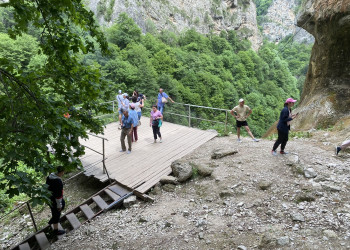 Вид на смотровую площадку на Чегемских водопадах – фотографии России
