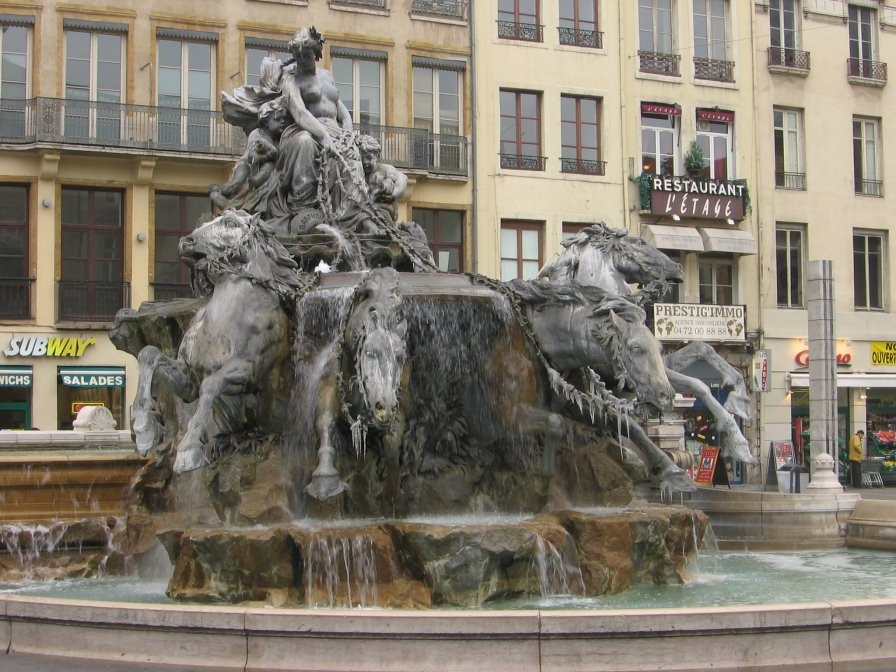 Фонтан в Лионе, Франция. Фото 1 – фотографии Франции