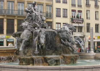 Фонтан в Лионе, Франция. Фото 1 – фотографии Франции