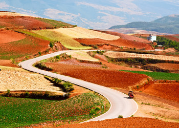 Красные земли Дончуань в Китае, дороги – фотографии Китая