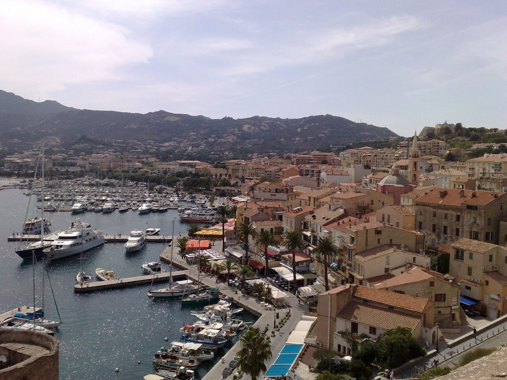 Дома на набережной в Кальви, Франция. Фото  – фотографии Франции