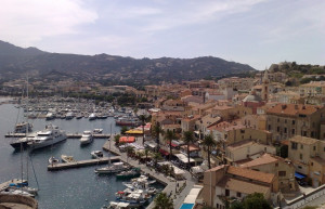 Дома на набережной в Кальви, Франция. Фото – фотографии Франции