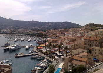 Дома на набережной в Кальви, Франция. Фото – фотографии Франции