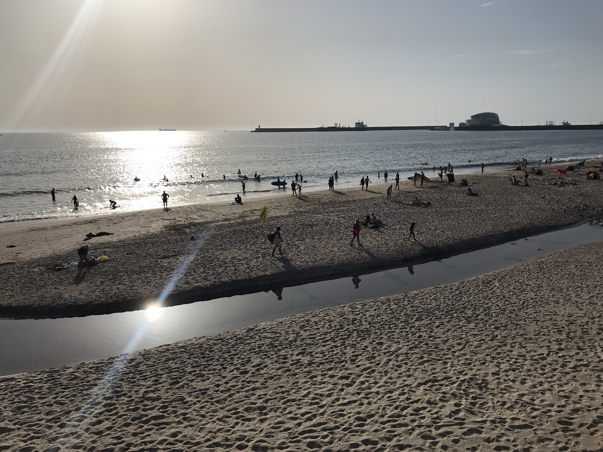 Вид на пляж Прайя-де-Матозиньюш, Порту – фотографии Португалии