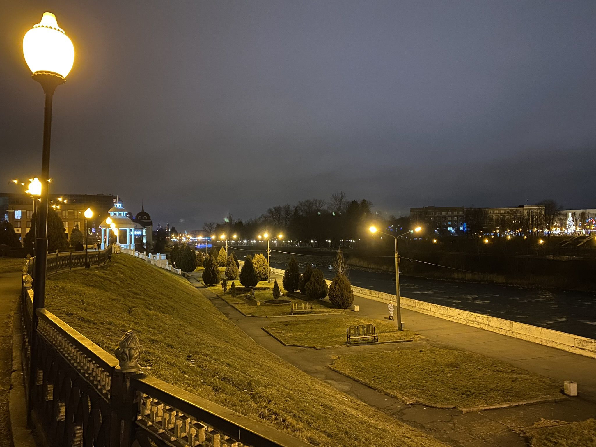 Владикавказ в январе, набережная в районе Чугунного моста – фотографии России