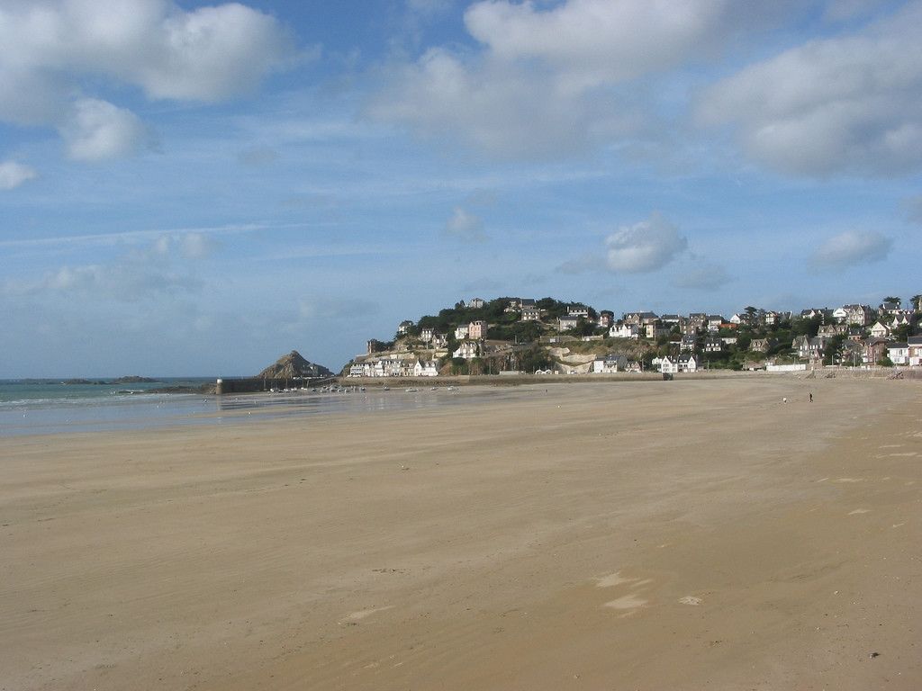 Пляж в Пленеф-Валь-Андре, Франция – фотографии Франции