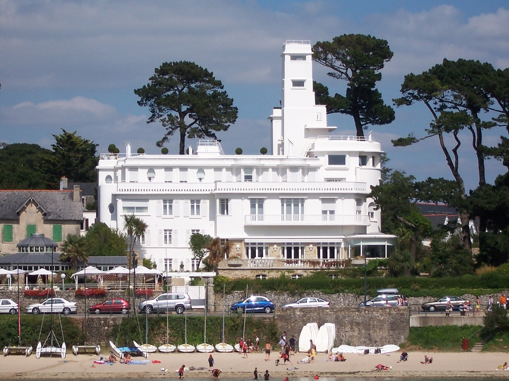 Дома на набережной в Беноде, Франция – фотографии Франции