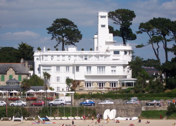 Дома на набережной в Беноде, Франция – фотографии Франции