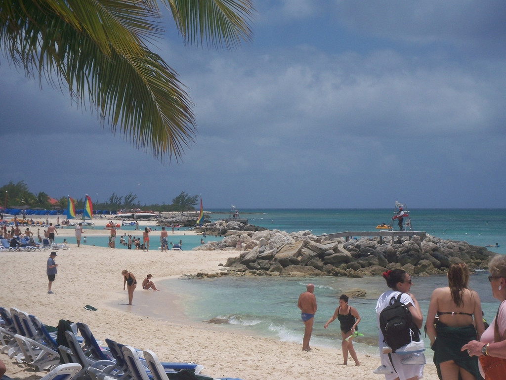 Люди на пляже острова Эльютера, Багамские острова. Фото 1 – фотографии Багамских островов