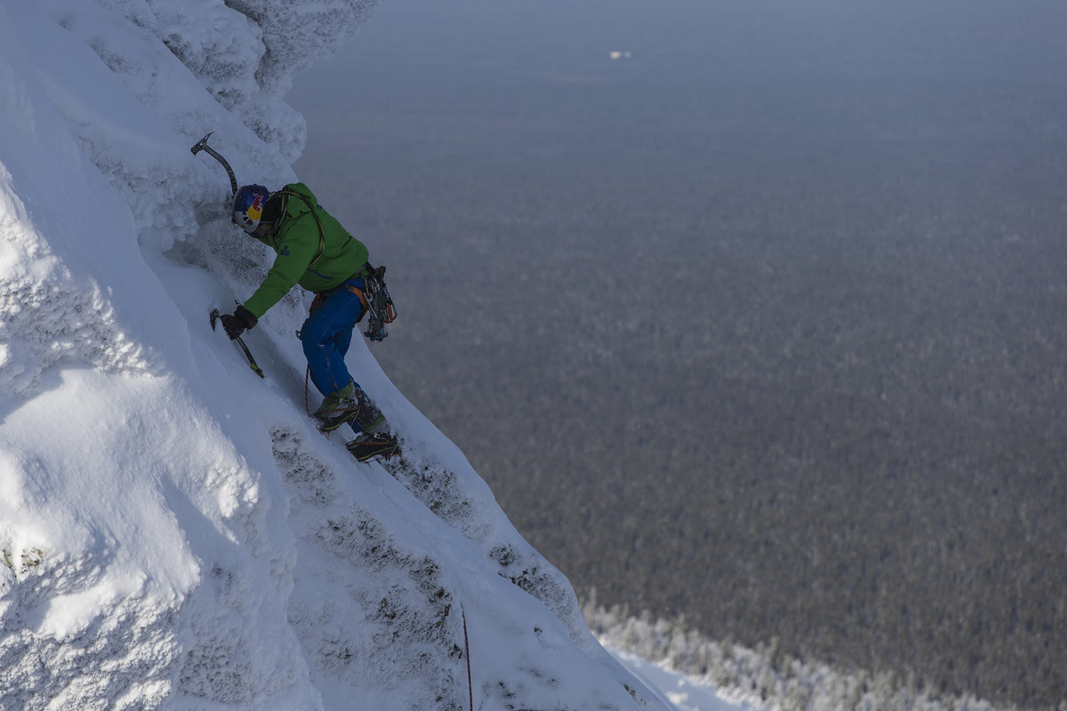 Альпинист на Столбе выветривания в Коми – фотографии России