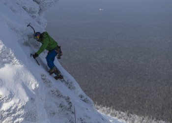 Альпинист на Столбе выветривания в Коми – фотографии России