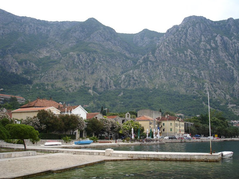 Набережная в Рисан, Черногория – фотографии Черногории