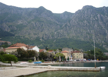 Набережная в Рисан, Черногория – фотографии Черногории