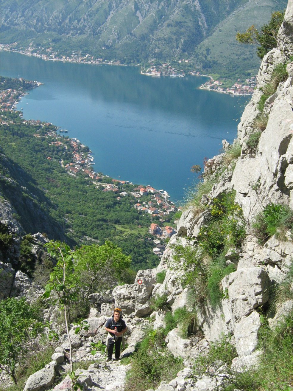 Турист на скале Которского залива, Черногория – фотографии Черногории