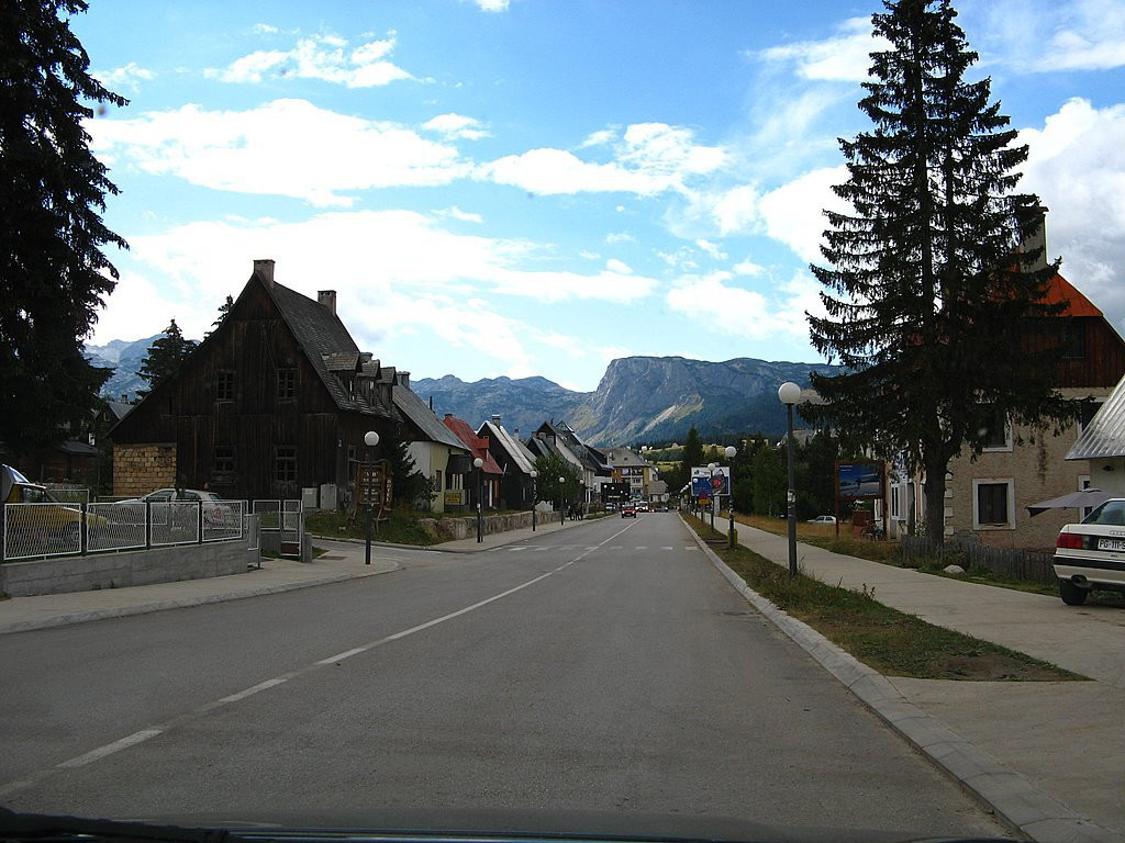 Улица в Жабляк, Черногория – фотографии Черногории