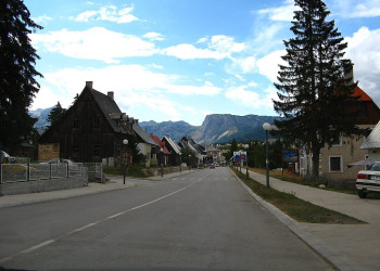 Улица в Жабляк, Черногория – фотографии Черногории