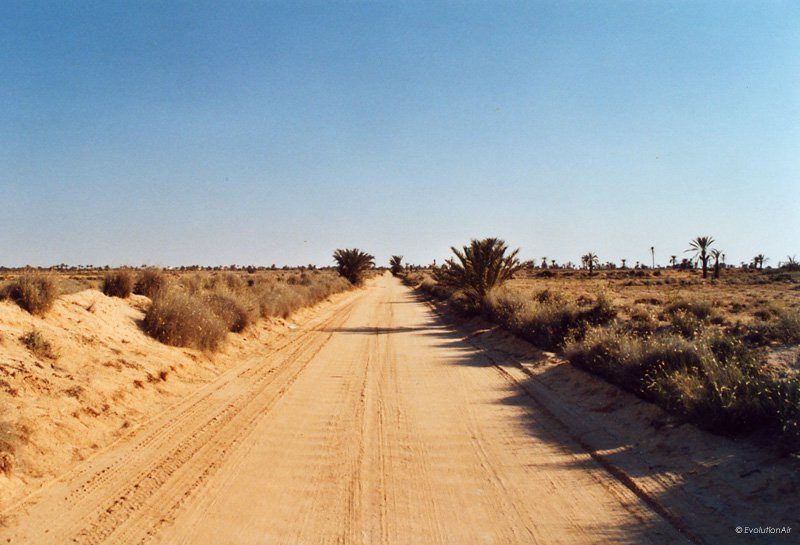 Дорога в пустыне. Тунис – фотографии Туниса