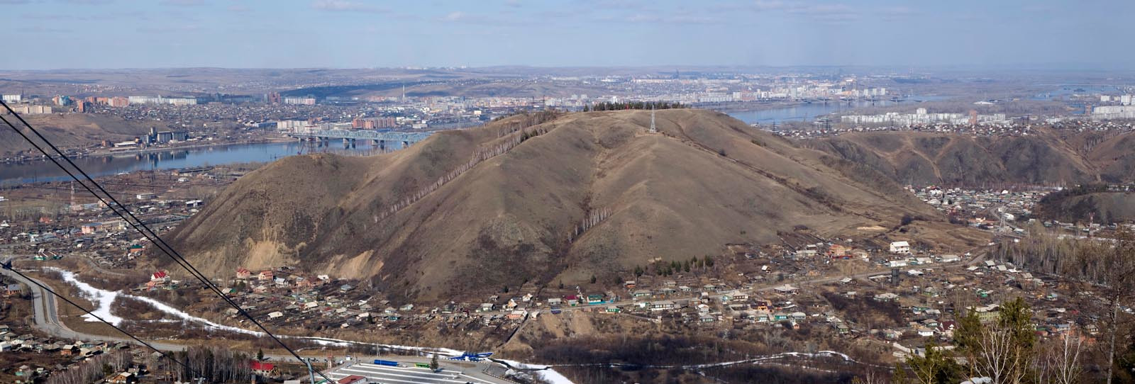 Фанпарк «Бобровый лог», вдали за горой Красноярск – фотографии России