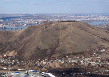 Фанпарк «Бобровый лог», вдали за горой Красноярск – фотографии России