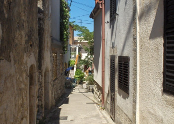 Улица в Нови-Винодолски, Хорватия. Фото 1 – фотографии Хорватии