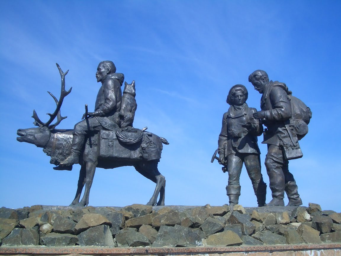 Скульптура в Мирном, Россия – фотографии России