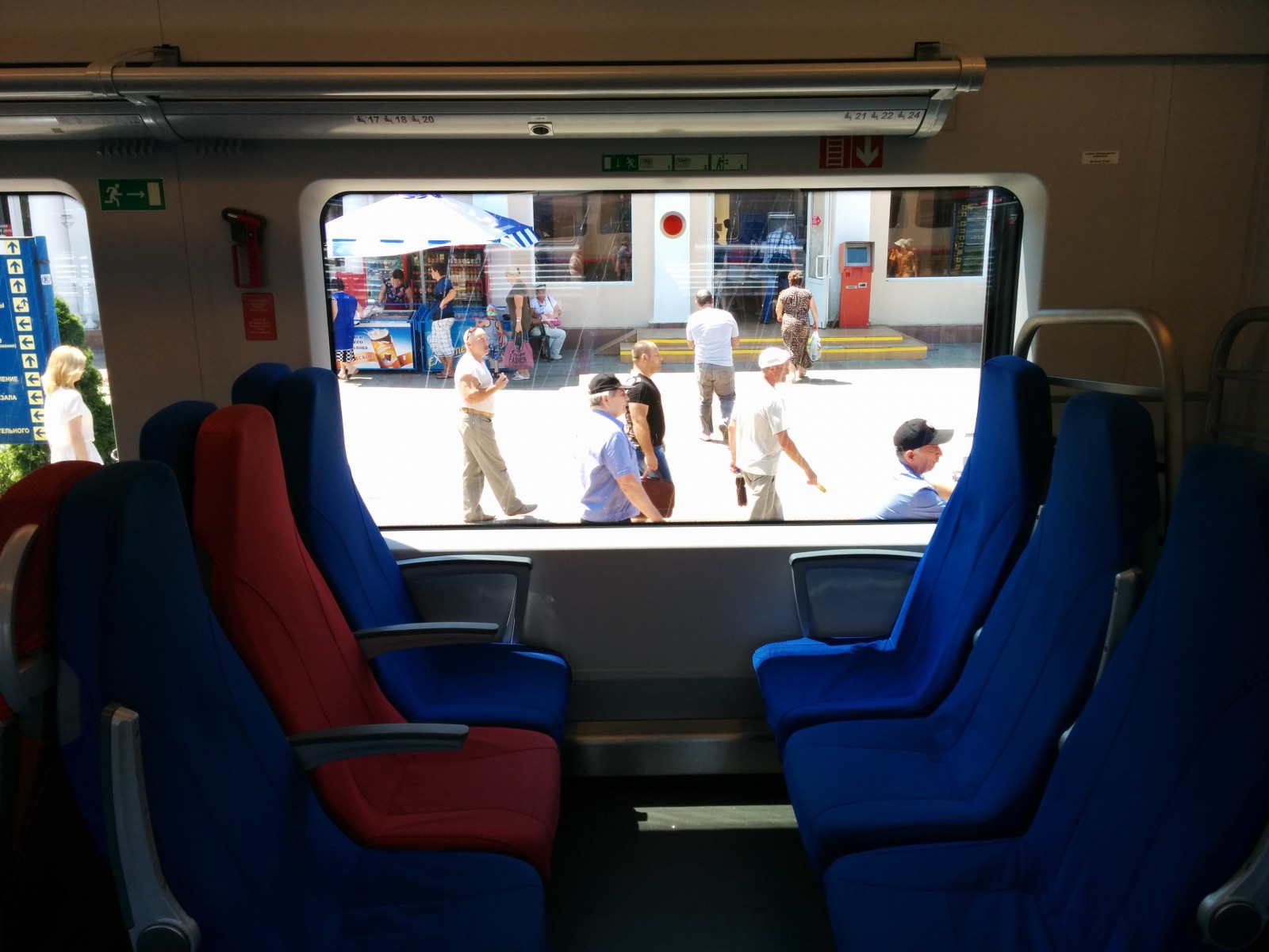 Электричка "Ласточка" ходит из Адлера в Туапсе, внутри – фотографии России