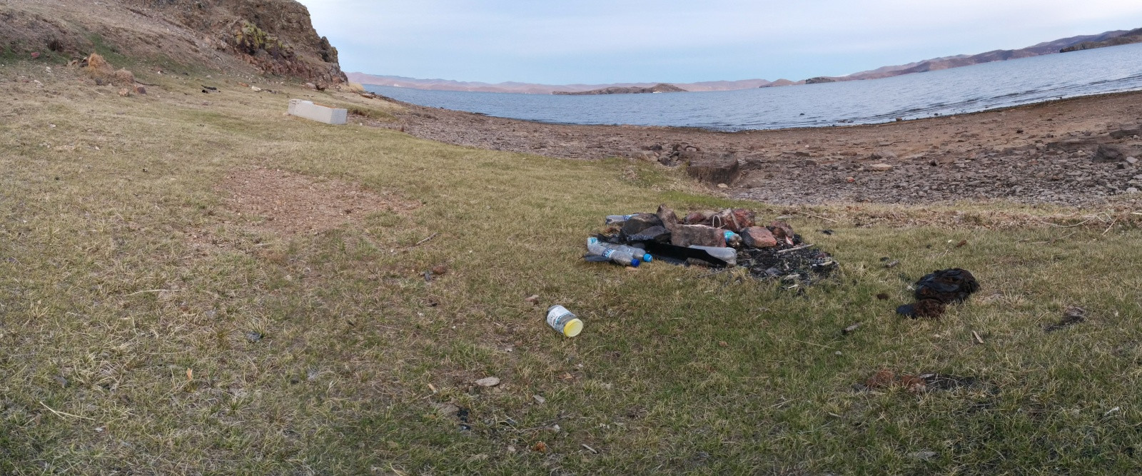 Грязное побережье Байкала – фотографии России