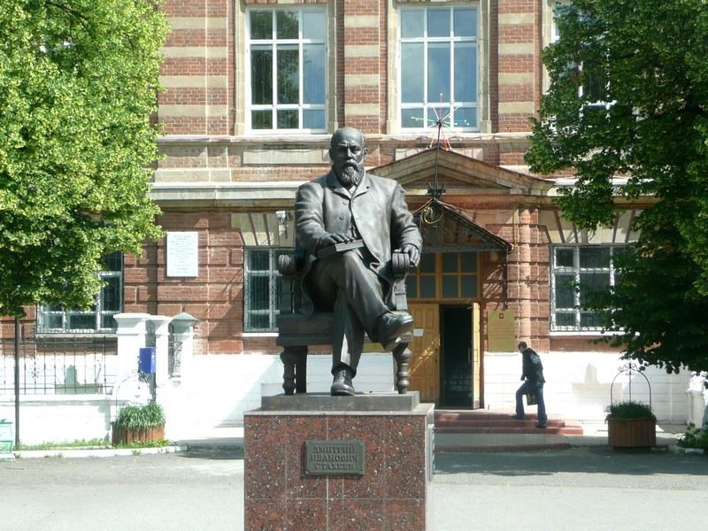 Памятник промышленнику Д.И. Стахееву в Елабуге – фотографии России