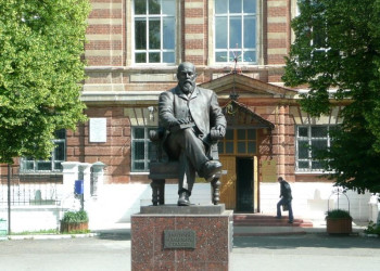 Памятник промышленнику Д.И. Стахееву в Елабуге – фотографии России