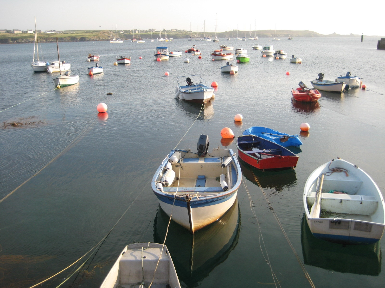 Лодки в Уэссне, Франция – фотографии Франции