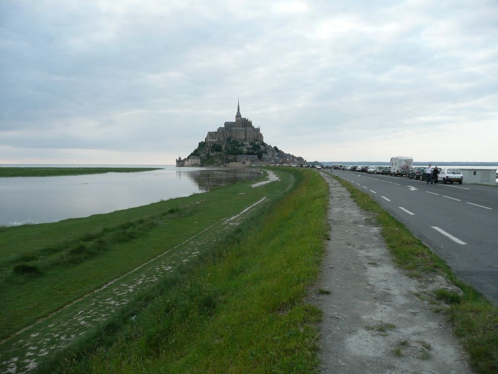 Дорога в Мон-Сен-Мишель, Франция – фотографии Франции