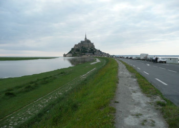Дорога в Мон-Сен-Мишель, Франция – фотографии Франции