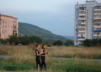 Девушки на улице Майкопа, Россия – фотографии России