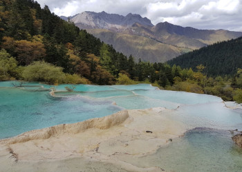 Травертиновые бассейны долины Хуанлун (Huanglong), провинция Сычуань, Китай – фотографии Китая