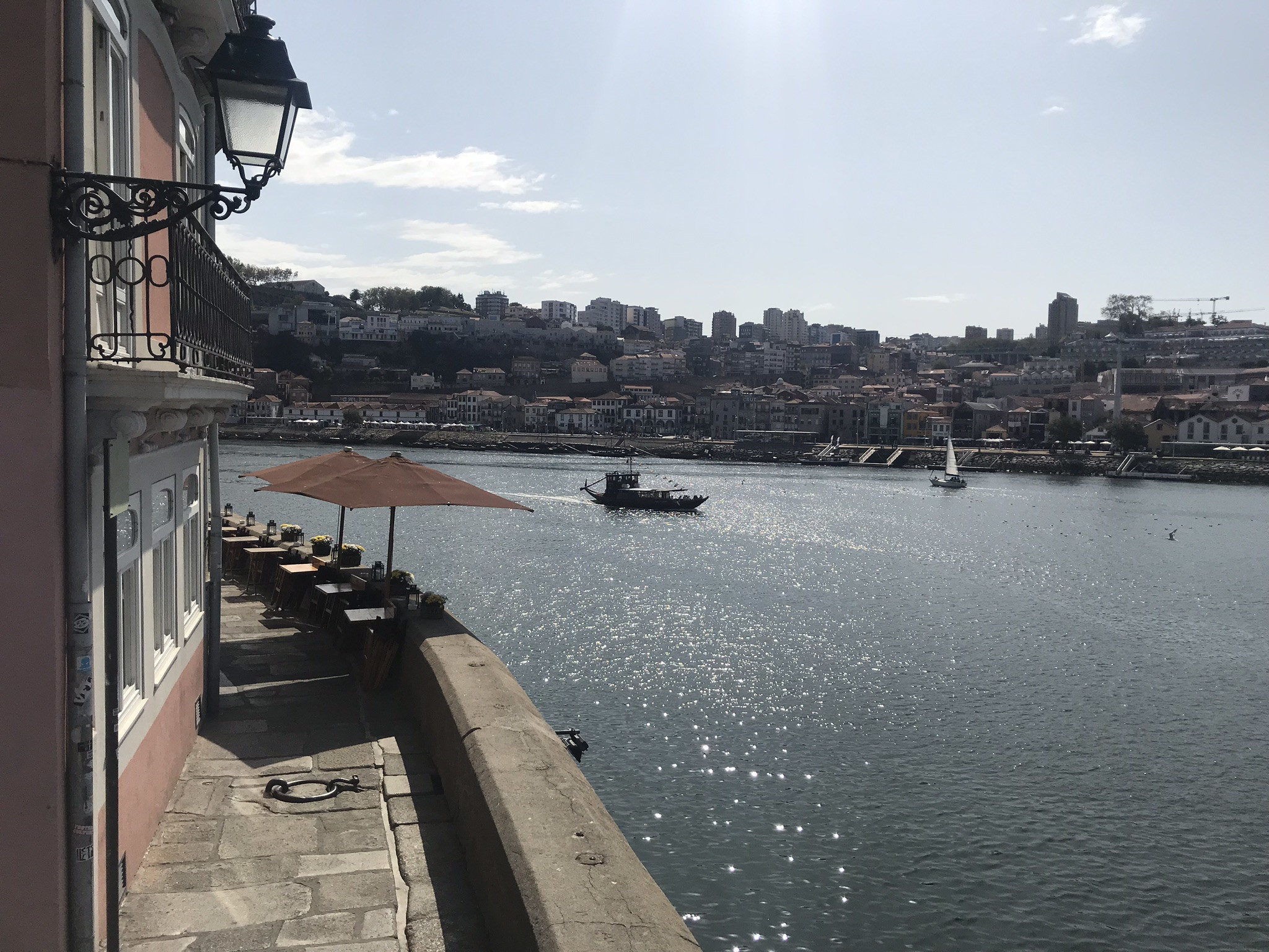 Вид с набережной исторического центра в городе Порту – фотографии Португалии