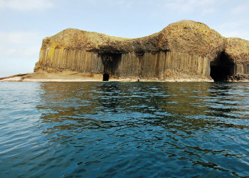 Фингалова пещера (Fingal’s Cave) на островке Стаффа, Шотландия – фотографии Великобритании