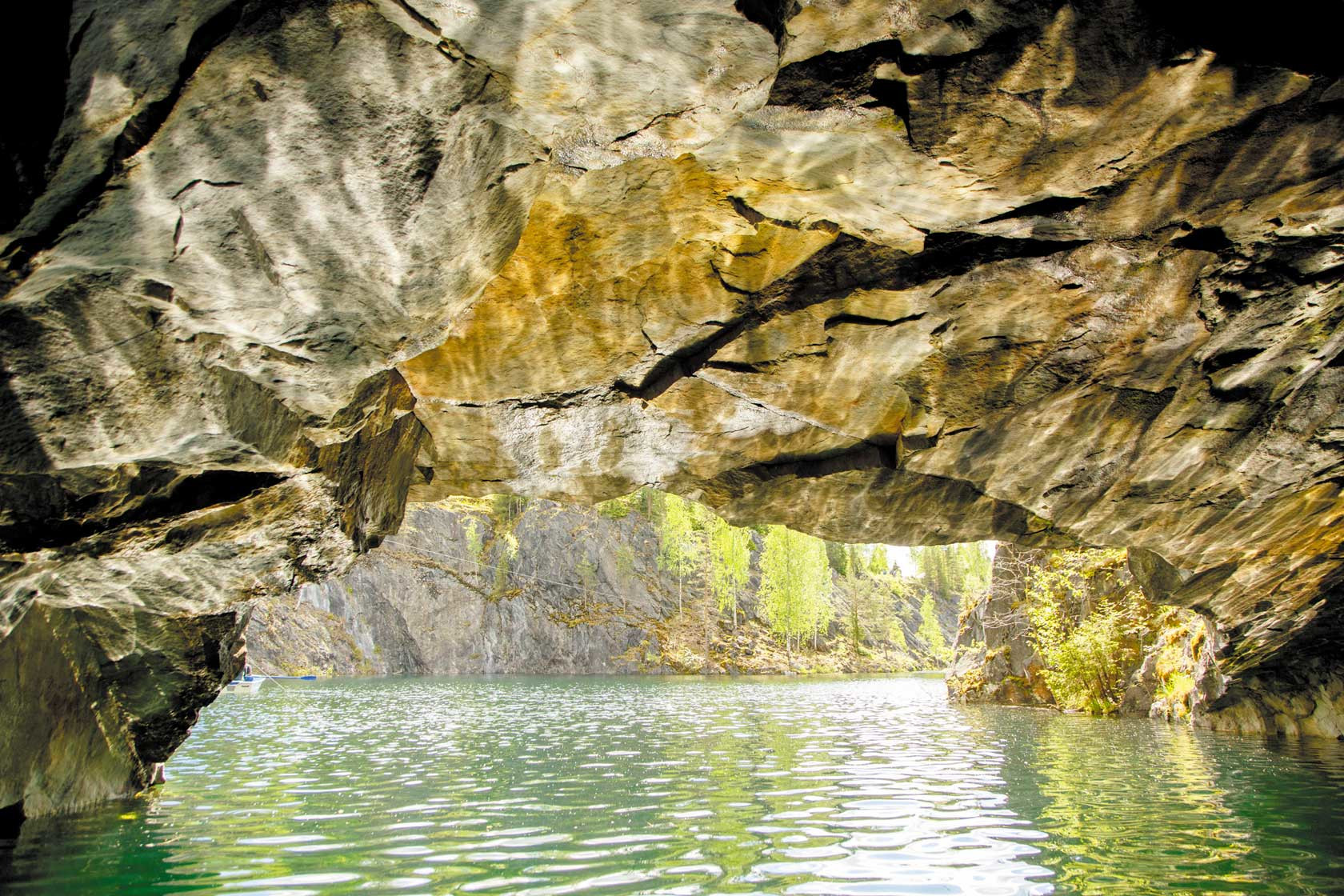 Рускеальские карьеры расположены в районе Карелии – фотографии России