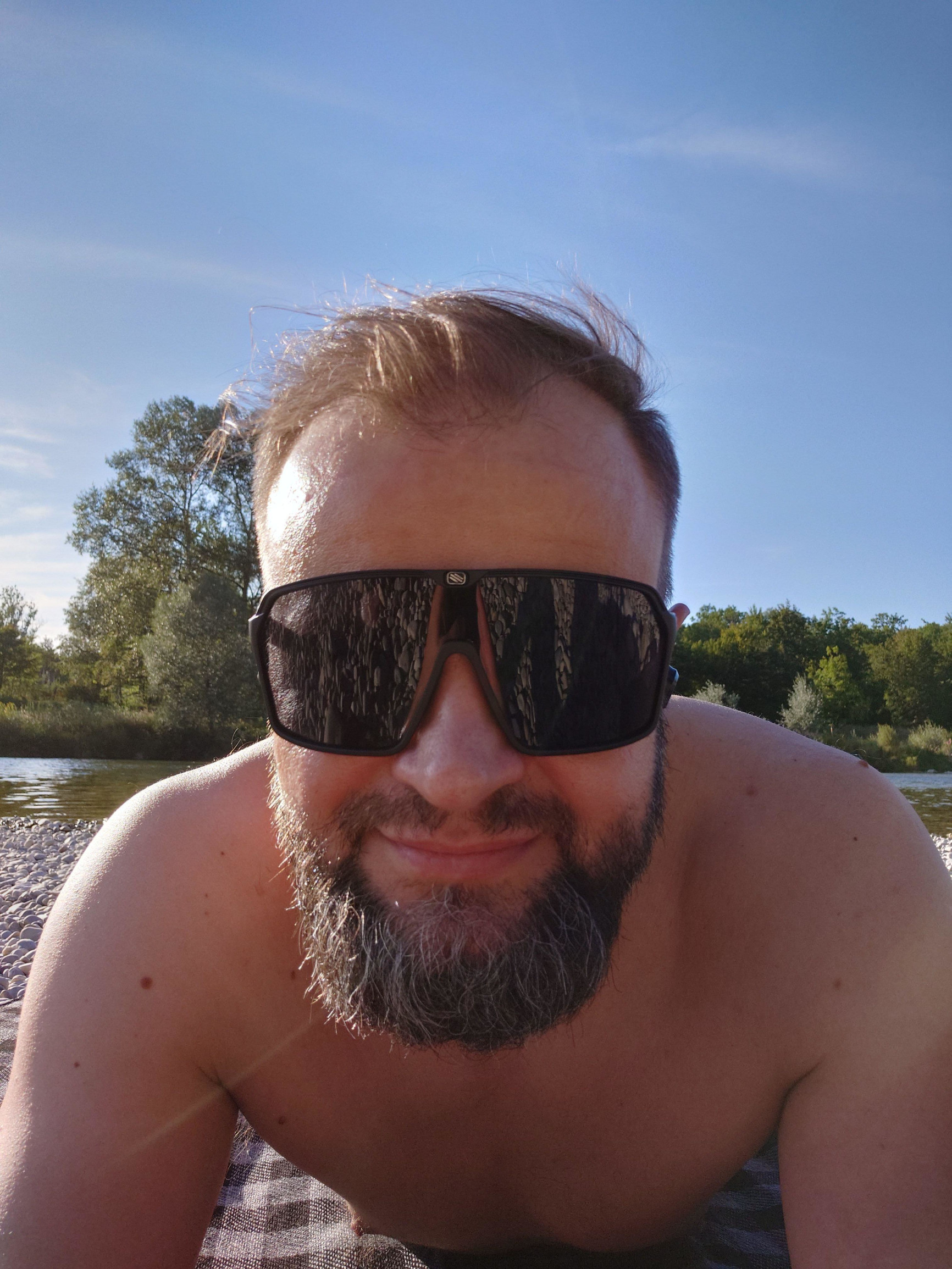 Sunny day at river – фотографии