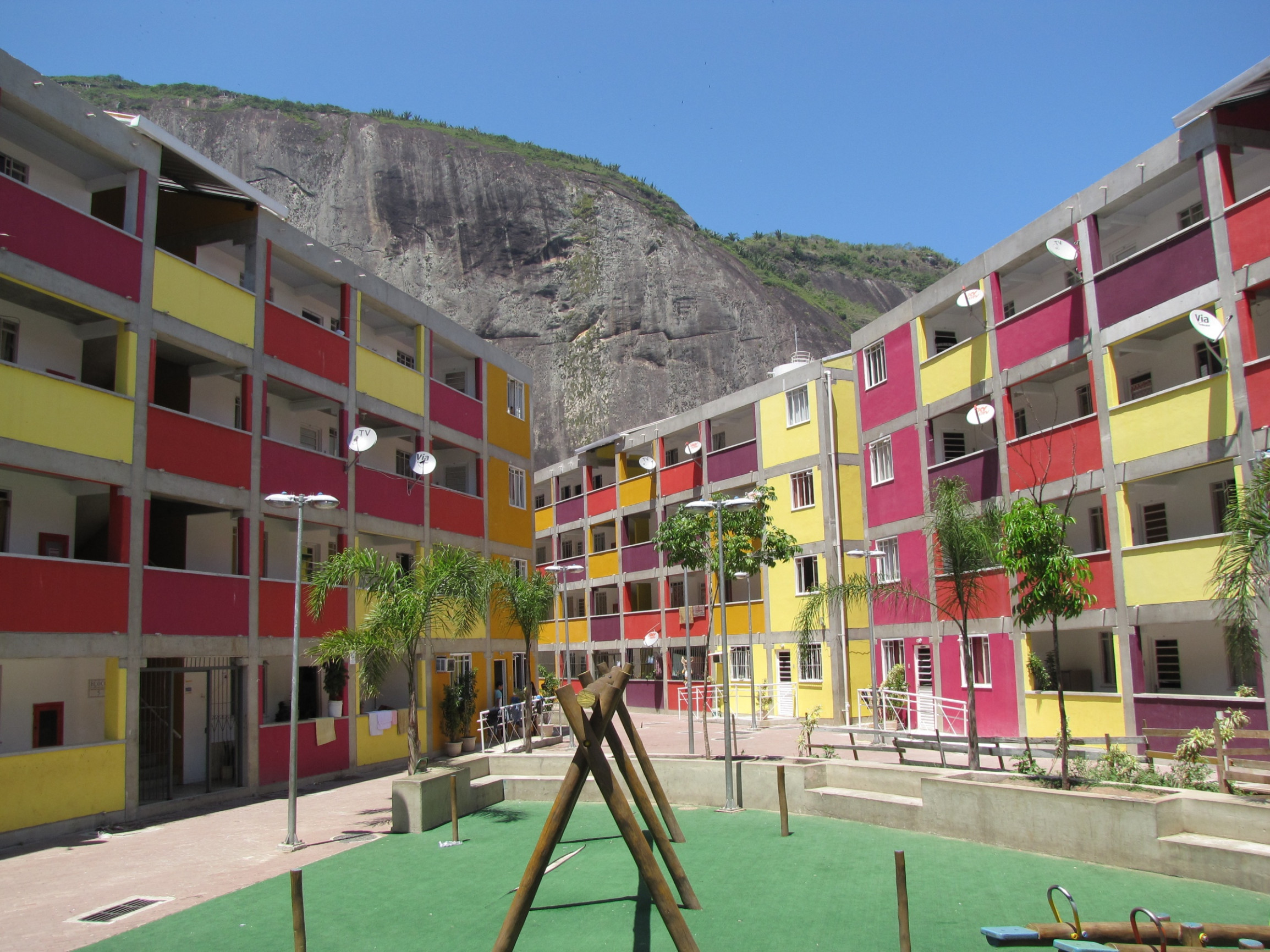 Новые дома в фавеле Росинья (Favela Rocinha) – фотографии Бразилии