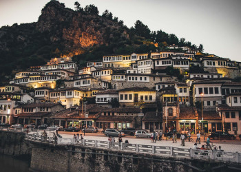 Ночные огни Берата. Албания – фотографии Албании