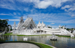 Храмовый комплекс Белый храм (White Temple) Чалермчаю Коситпипат создал за свои деньги – фотографии Таиланда