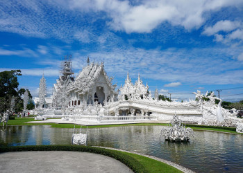 Храмовый комплекс Белый храм (White Temple) Чалермчаю Коситпипат создал за свои деньги – фотографии Таиланда