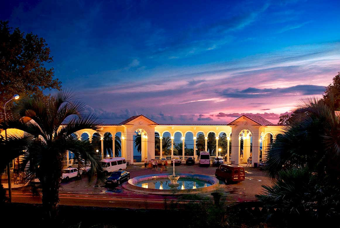 Вечерняя набережная – фотографии Абхазии