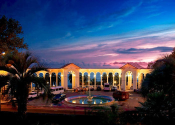 Вечерняя набережная – фотографии Абхазии