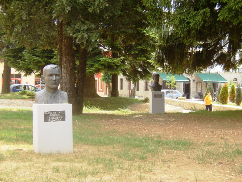 Памятники в Колашин, Черногория – фотографии Черногории