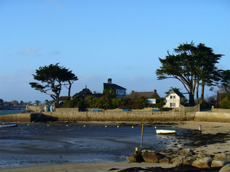 Дома на берегу в Бриньогане, Франция – фотографии Франции
