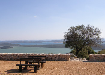 Набережная на озере Вранско, Хорватия – фотографии Хорватии